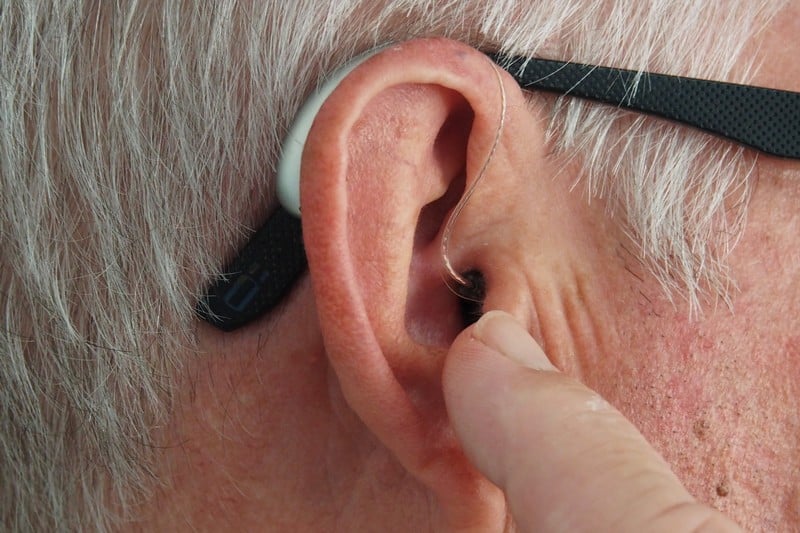 دراسة: أجهزة السمع قد تقي العديد من كبار السن من الخرف