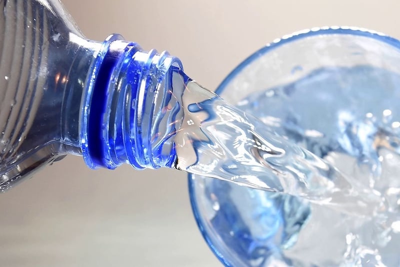 علماء: شركات تبيع البلاستيك في المياه .. واستخدام الصنبور أفضل